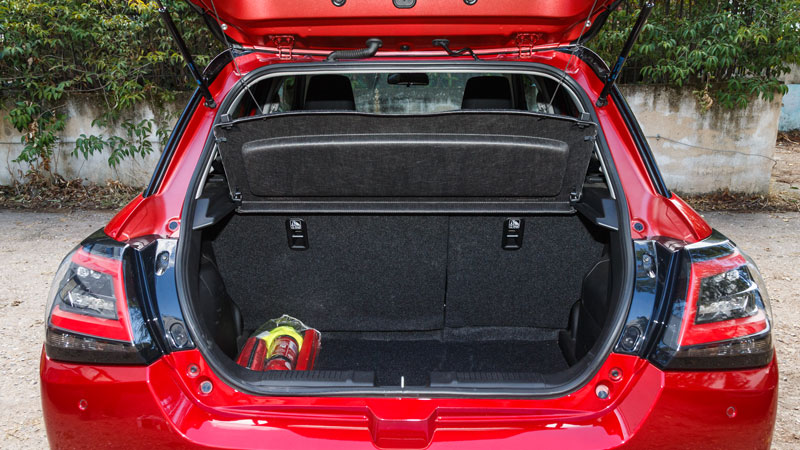 Ευχάριστο το εσωτερικό, πίσω θα κάτσουν άνετα 2 ενήλικες ύψους 1,83 μέτρων