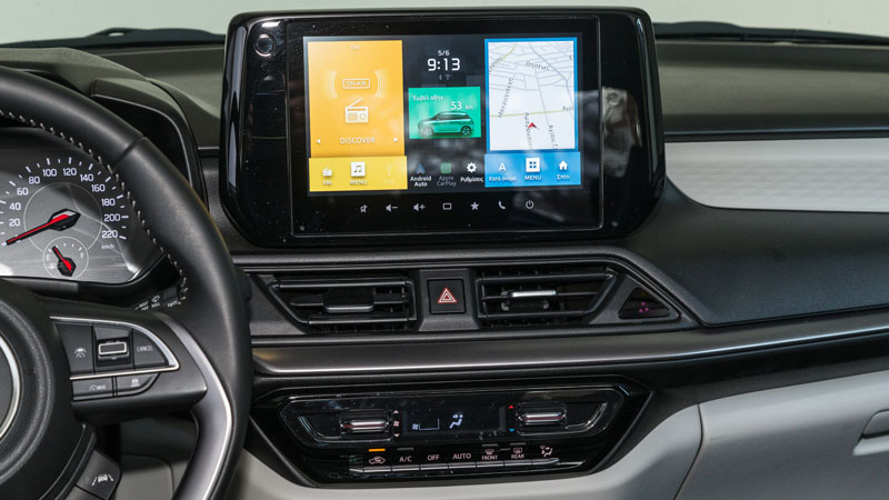 Αναβαθμισμένη η καμπίνα, με μεγαλύτερη οθόνη και καλούς χώρους για 4 ενήλικες