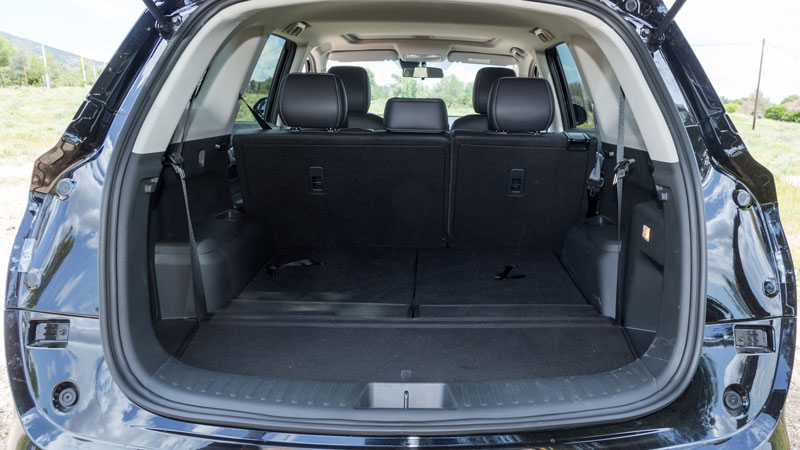 Η καμπίνα του DFSK E5 είναι καλοσχεδιασμένη και έχει χώρους για 7 ενήλικες επιβάτες