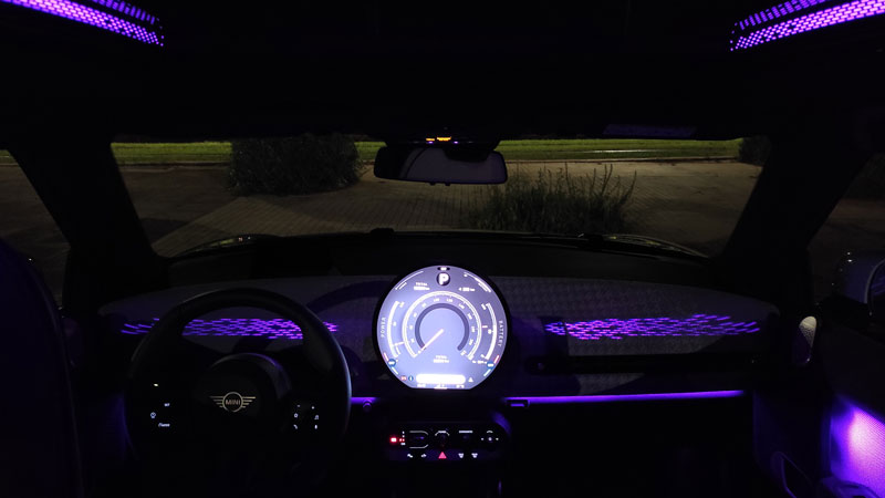 Το εσωτερικό του νέου MINI Cooper SE είναι minimal, πίσω θα κάτσουν δύο ενήλικες ύψους 1,81 μέτρων