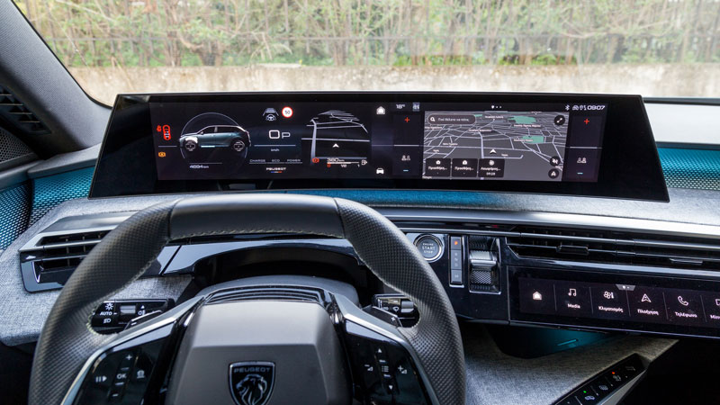 Το εσωτερικό εντυπωσιάζει, έχει χώρους για 5 ψηλούς ενήλικες και 2 παιδιά