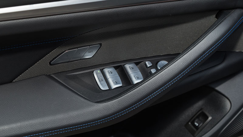 Στο εσωτερικό υπάρχει υψηλή αίσθηση πολυτέλειας και μεγάλοι χώροι