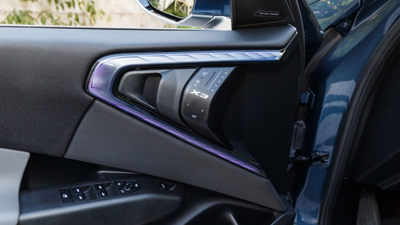 Το εσωτερικό της νέας X3 είναι φουτουριστικό και premium, έχει χώρους για 5 ψηλούς