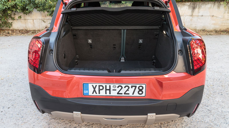 Το trendy και παιχνιδιάρικο εσωτερικό του Aceman έχει χώρους για 4 ενήλικες επιβάτες