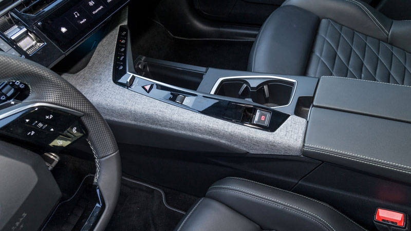 Το εσωτερικό εντυπωσιάζει, έχει χώρους για 5 ψηλούς ενήλικες και 2 παιδιά