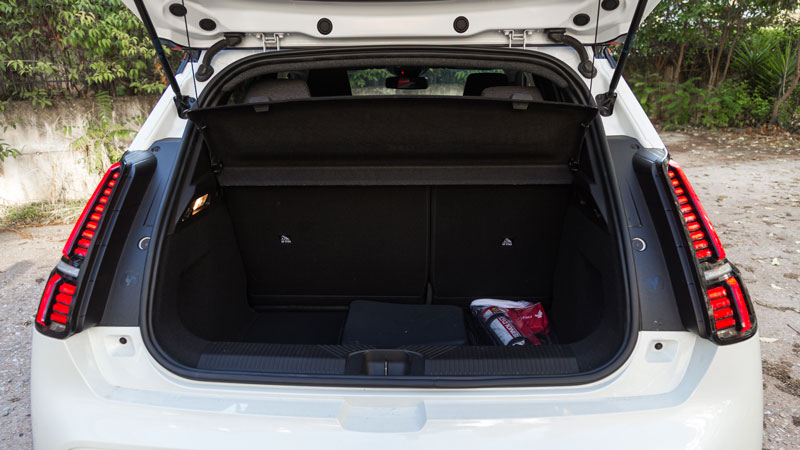 Στο πίσω κάθισμα του Renault 5 E-TECH Electric θα κάτσουν 2 ενήλικες με ύψος 1,83 μέτρα