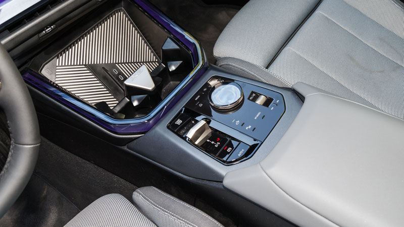 Το εσωτερικό της νέας X3 είναι φουτουριστικό και premium, έχει χώρους για 5 ψηλούς