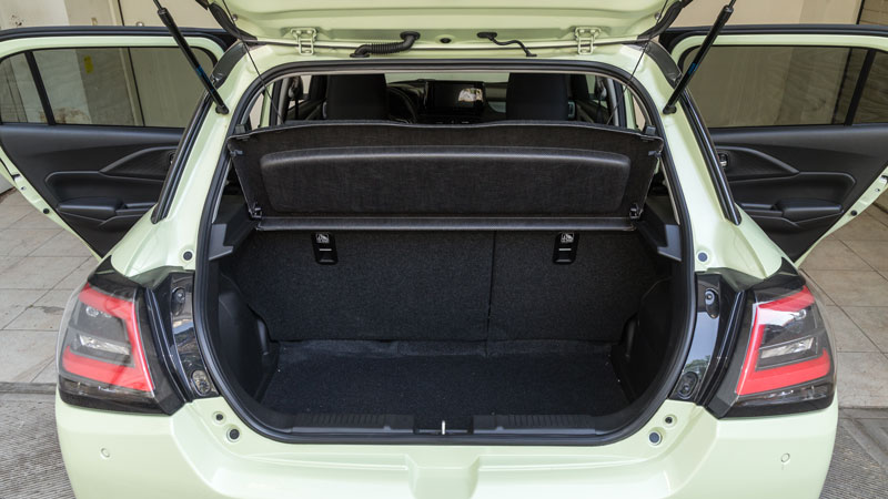 Αναβαθμισμένη η καμπίνα, με μεγαλύτερη οθόνη και καλούς χώρους για 4 ενήλικες