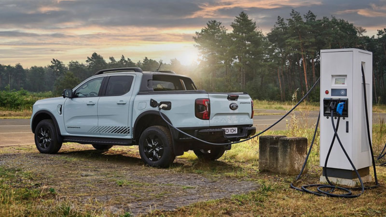 Το Ford Ranger PHEV από πίσω, σε σταθμό φόρτισης στην εξοχή