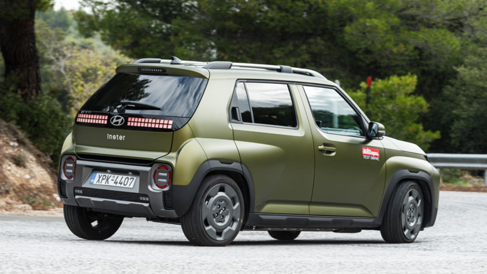 Το Hyundai Inster Cross από πίσω, σε στροφή