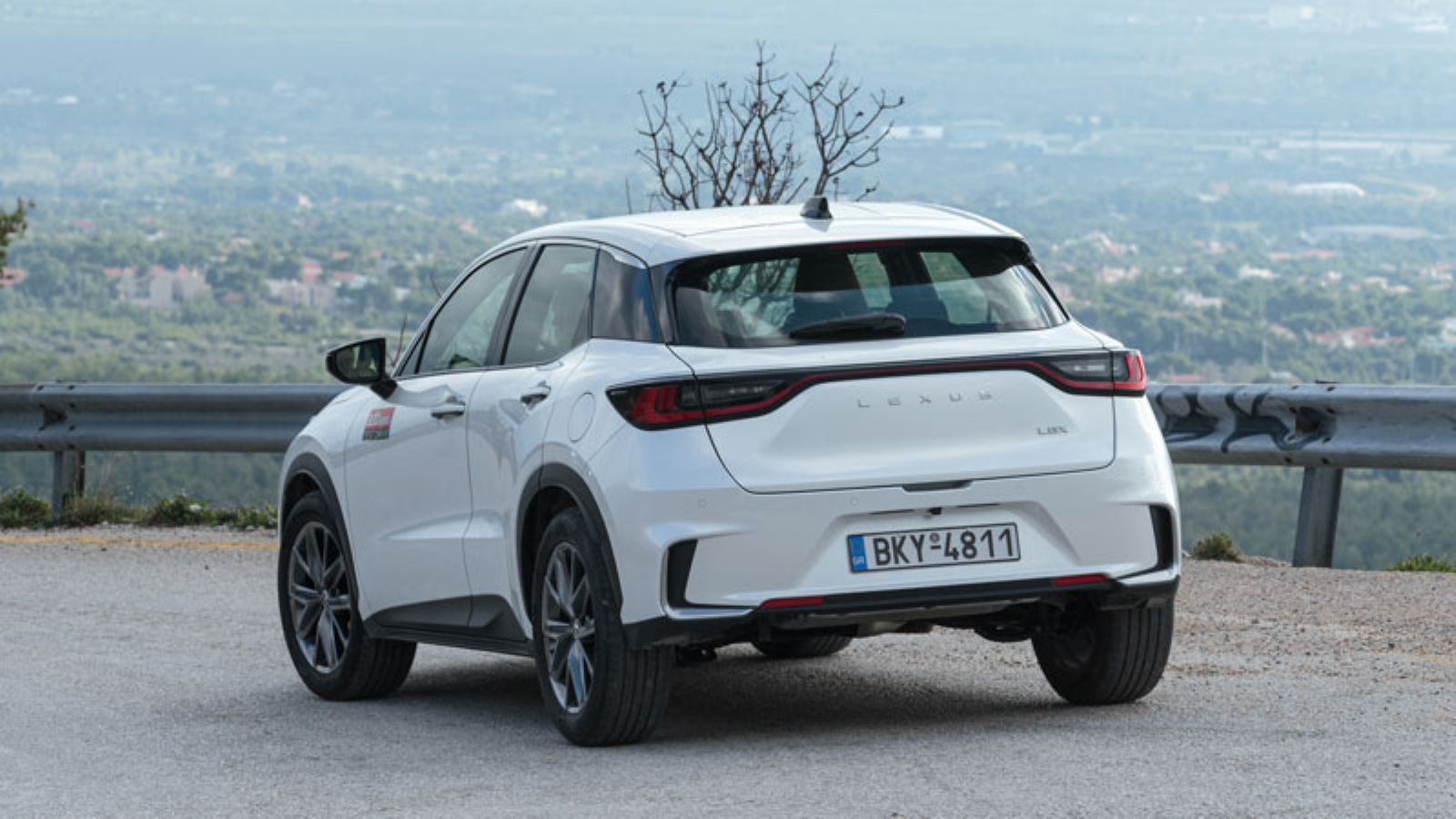 Το Lexus LBX σε στροφή από πίσω, αριστερή πλευρά