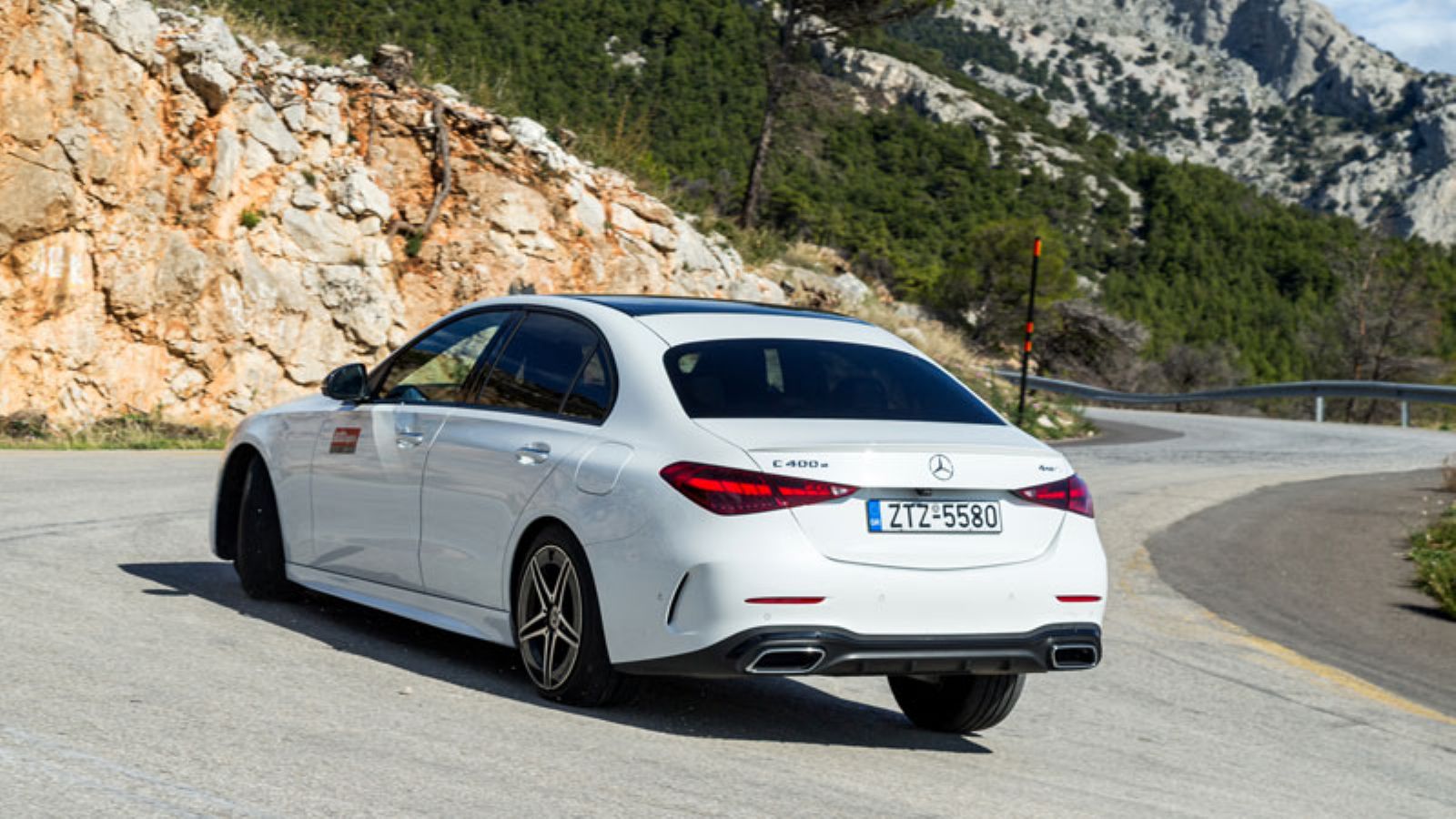 Η Mercedes C400e από πίσω, σε στροφή, αριστερή πλευρά