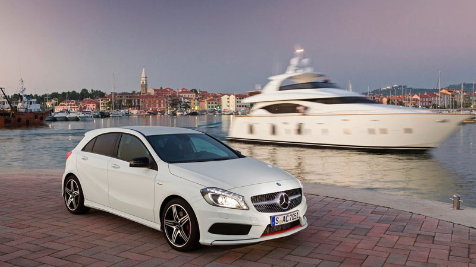 Η Mercedes A-Class παρκαρισμένη με φόντο ένα γιοτ, εμπρός δεξιά γωνία