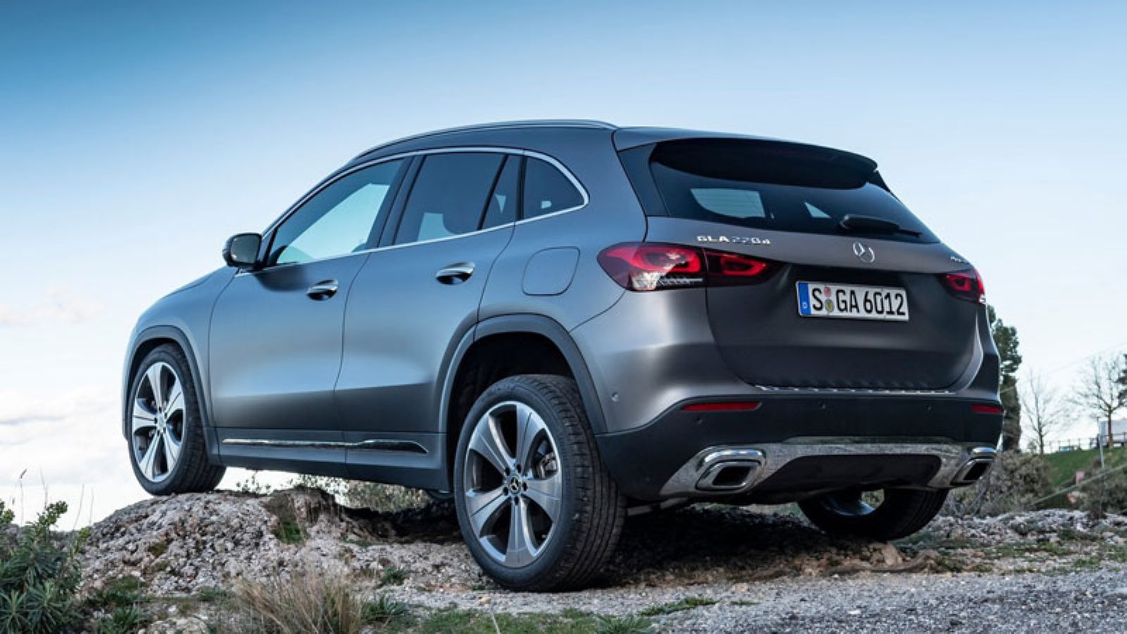 Η Mercede GLA από πίσω, με τη μία ρόδα σε ένα βράχο