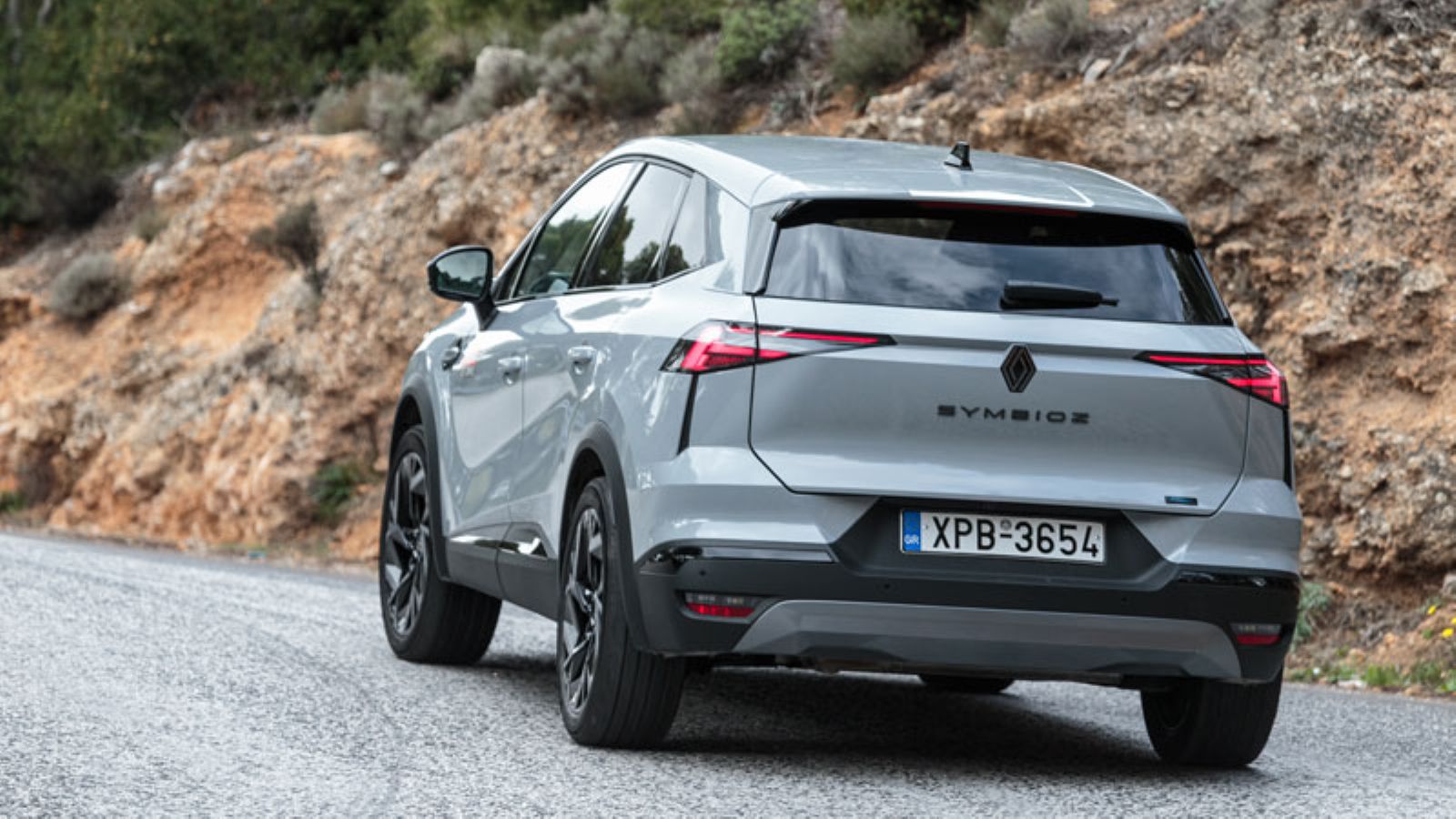 Το Renault Symbioz E-TECH από πίσω σε στροφή, αριστερή πλευρά