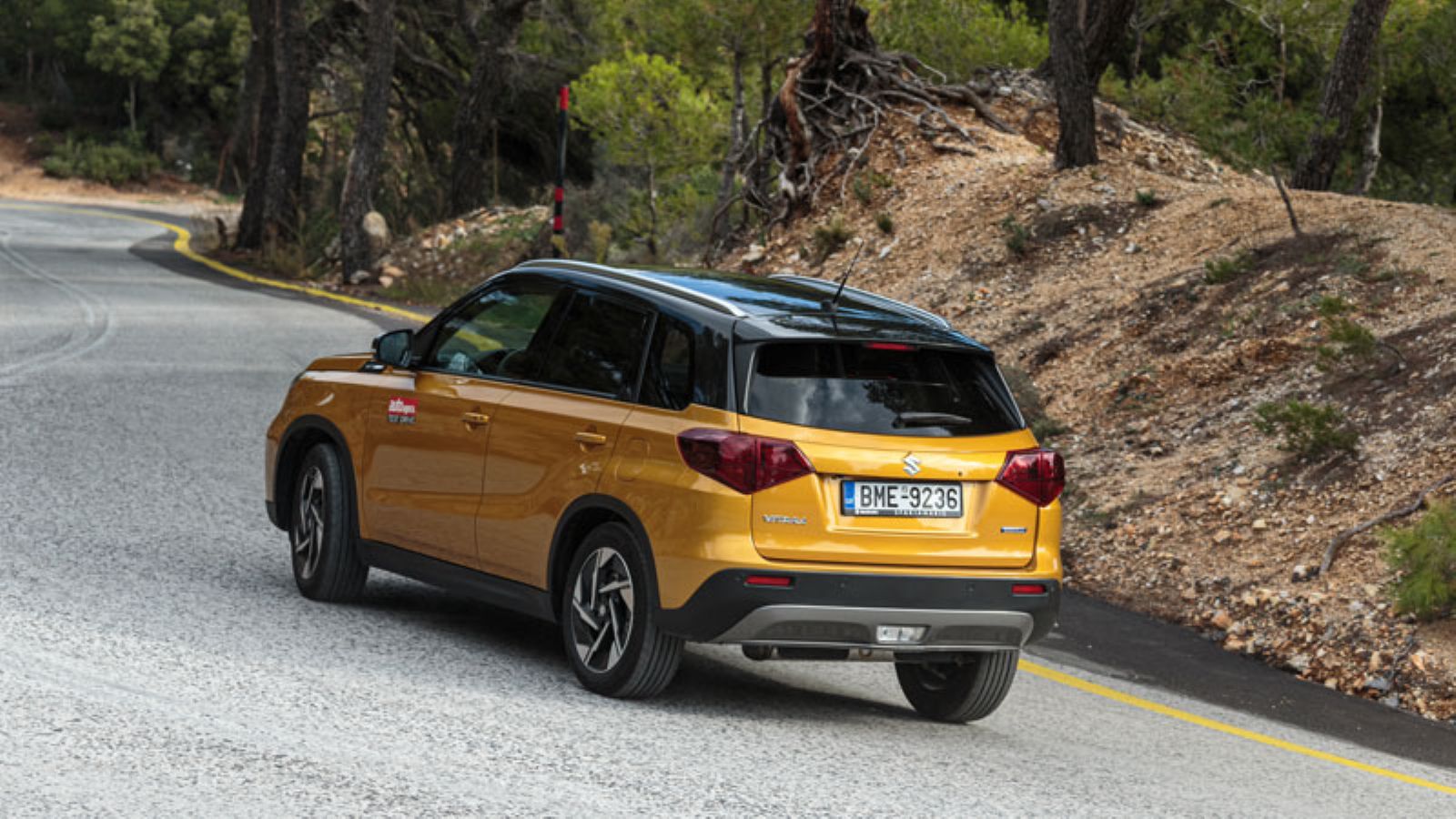 Το Suzuki Vitara από πίσω σε στροφή, αριστερή πλευρά