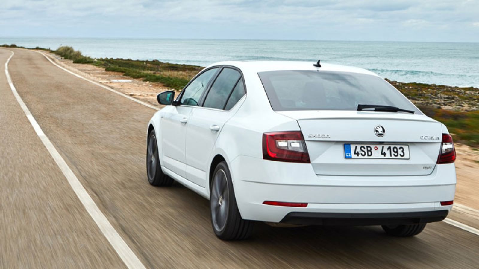 Η Skoda Octavia εν κινήσει από πίσω, αριστερή γωνία