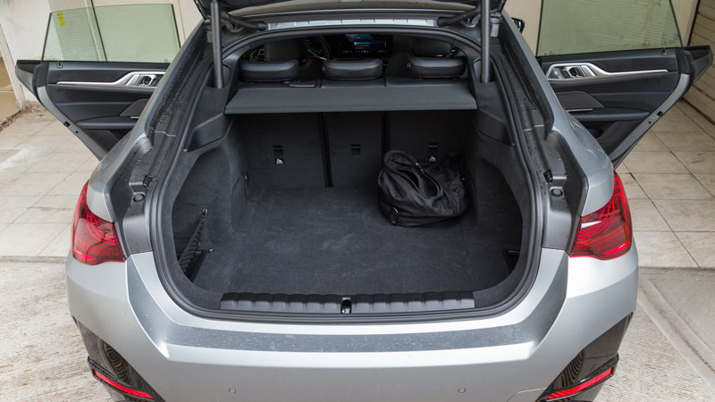 Στο εσωτερικό υπάρχει υψηλή αίσθηση πολυτέλειας και μεγάλοι χώροι