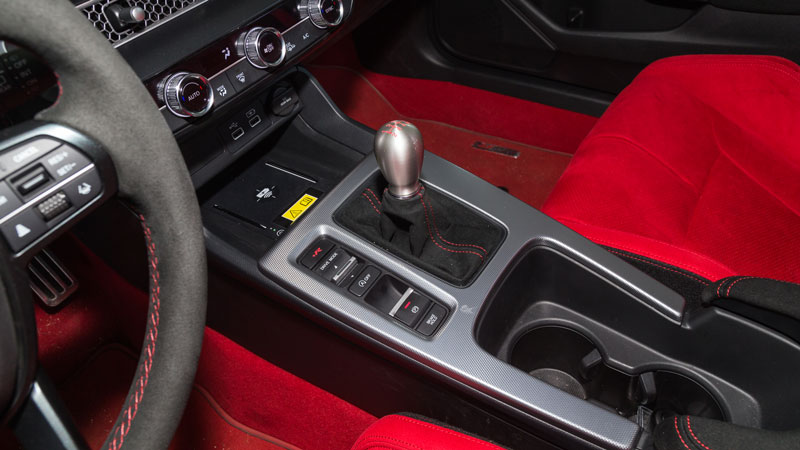 Κατακόκκινα bucket καθίσματα και μοκέτα, λεβιές ταχυτήτων «ποίημα» και επενδύσεις από suede στο εσωτερικό