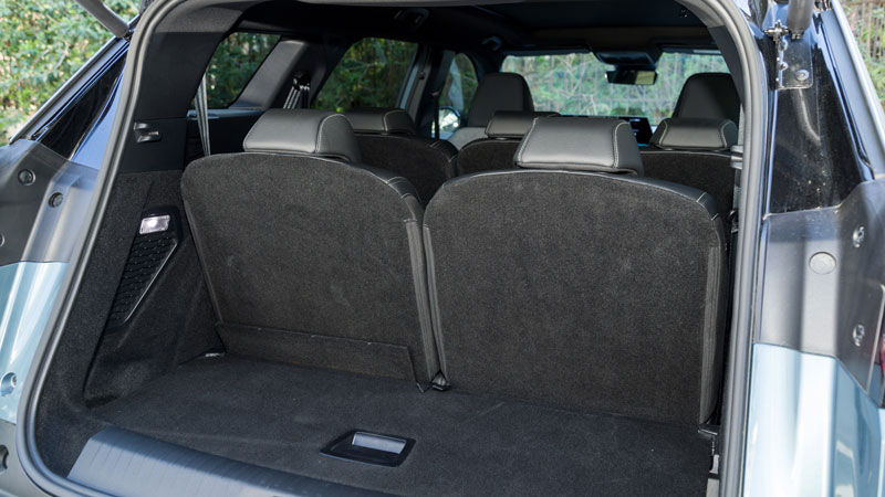 Το εσωτερικό εντυπωσιάζει, έχει χώρους για 5 ψηλούς ενήλικες και 2 παιδιά