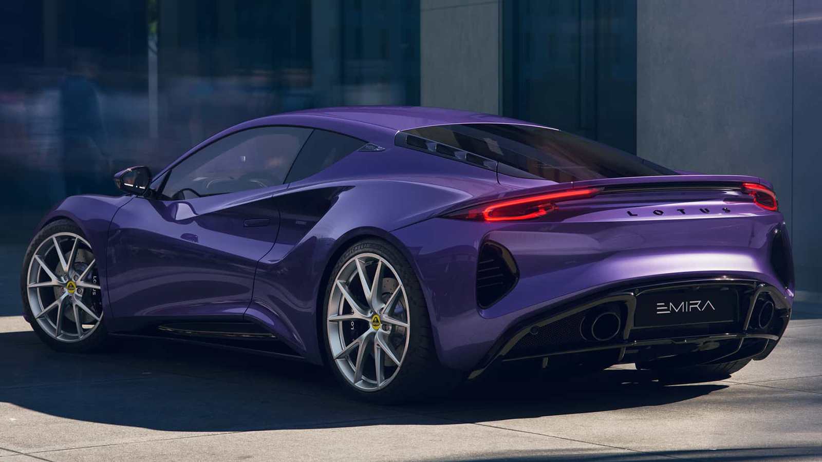 Ανανέωση και νέα βασική έκδοση για την Lotus Emira