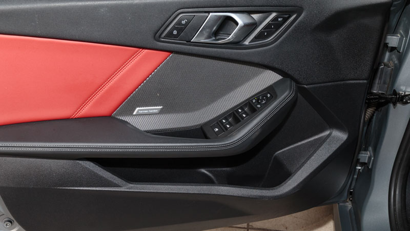 Η καμπίνα της BMW 120 έχει «αύρα» πολυτέλειας και μοντέρνο design