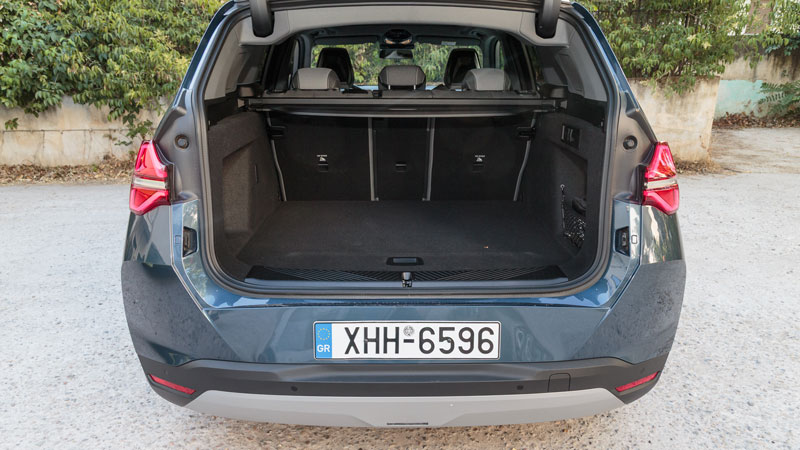 Το εσωτερικό της νέας X3 είναι φουτουριστικό και premium, έχει χώρους για 5 ψηλούς