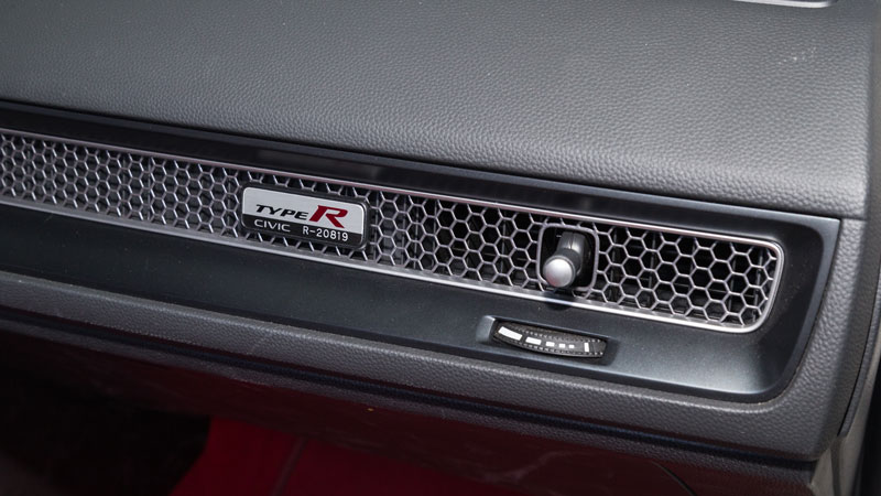 Κατακόκκινα bucket καθίσματα και μοκέτα, λεβιές ταχυτήτων «ποίημα» και επενδύσεις από suede στο εσωτερικό