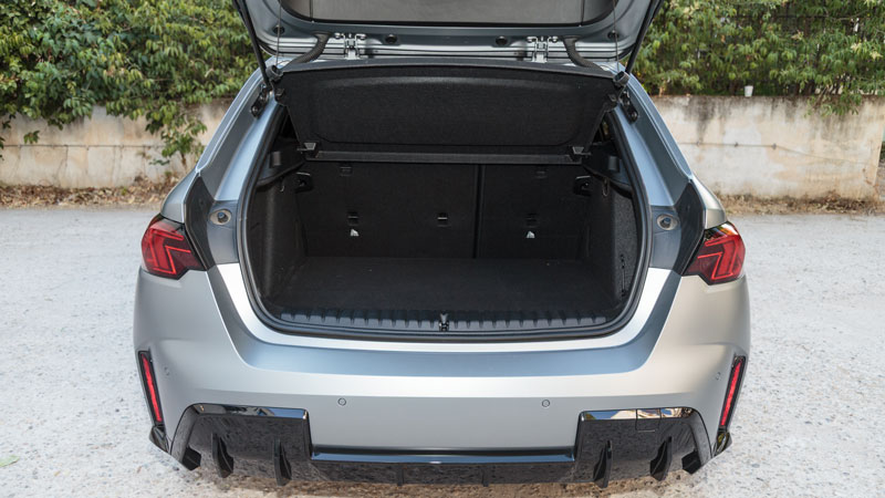 Η καμπίνα της BMW 120 έχει «αύρα» πολυτέλειας και μοντέρνο design