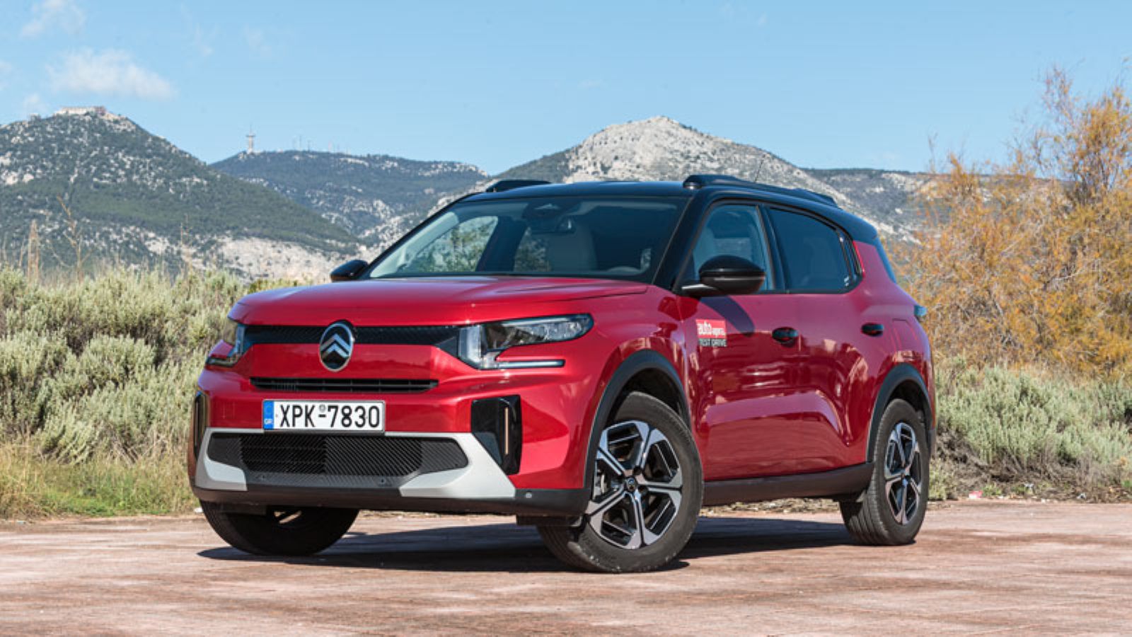 Το Citroen C3 Aircross Hybrid εμπρός αριστερή γωνία