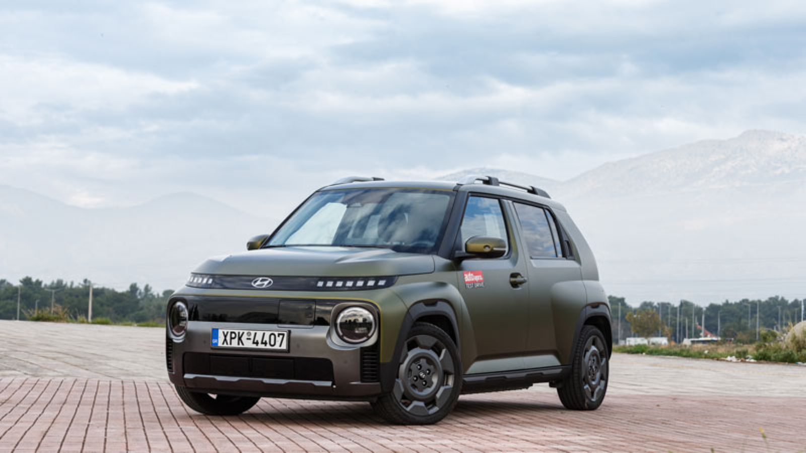 Το Hyundai Inster Cross από εμπρός γωνία