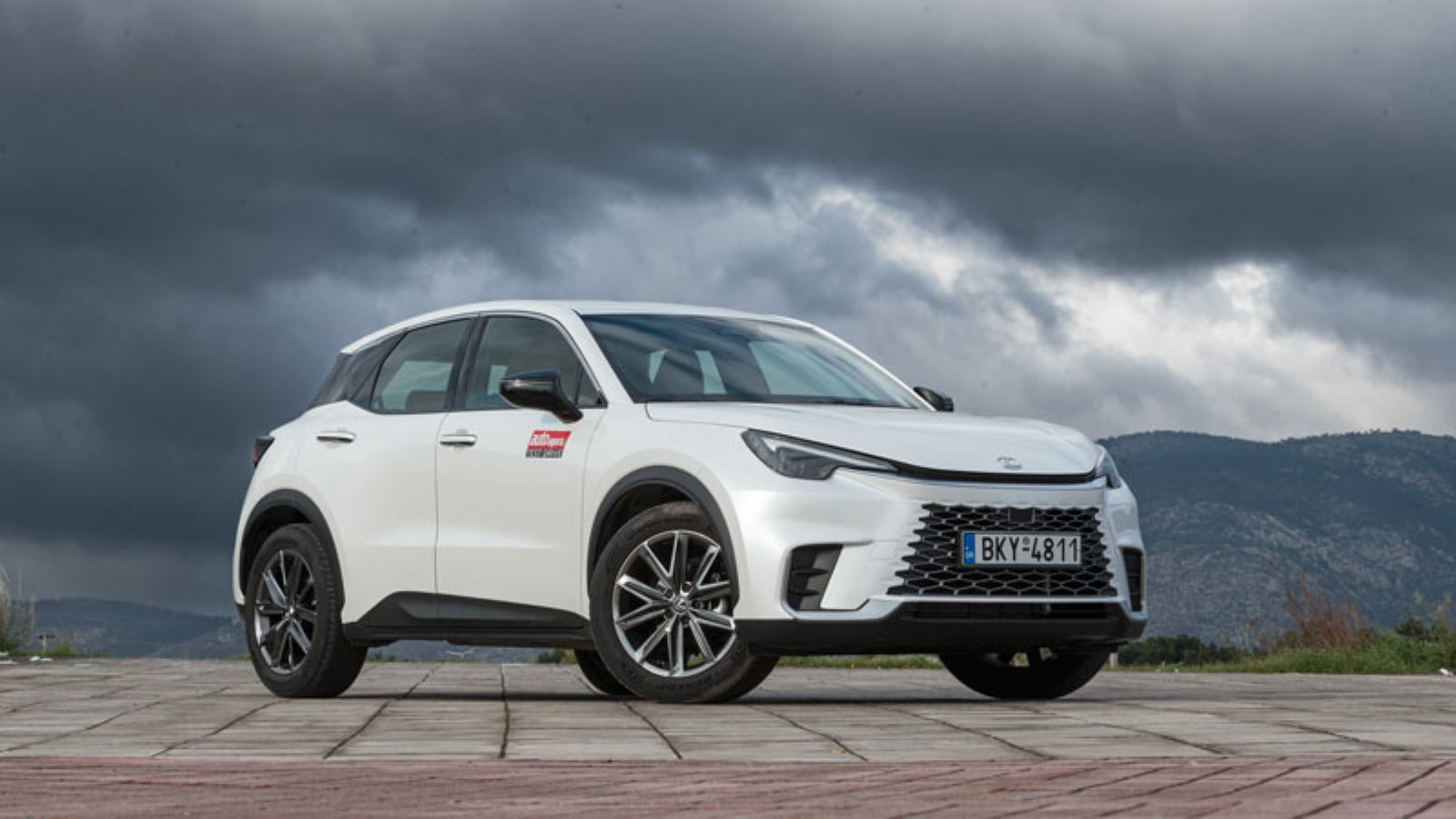 Το Lexus LBX από εμπρός δεξιά γωνία