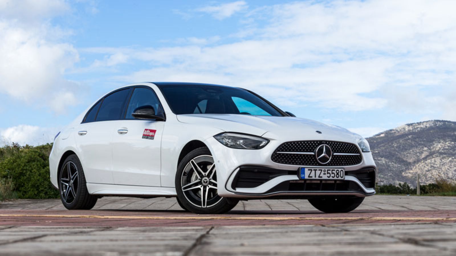 Η Mercedes C400e από εμπρός γωνία