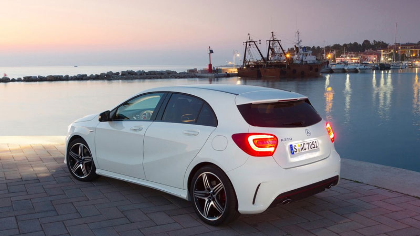 Η Mercedes A-Class παρκαρισμένη, πίσω αριστερή γωνία