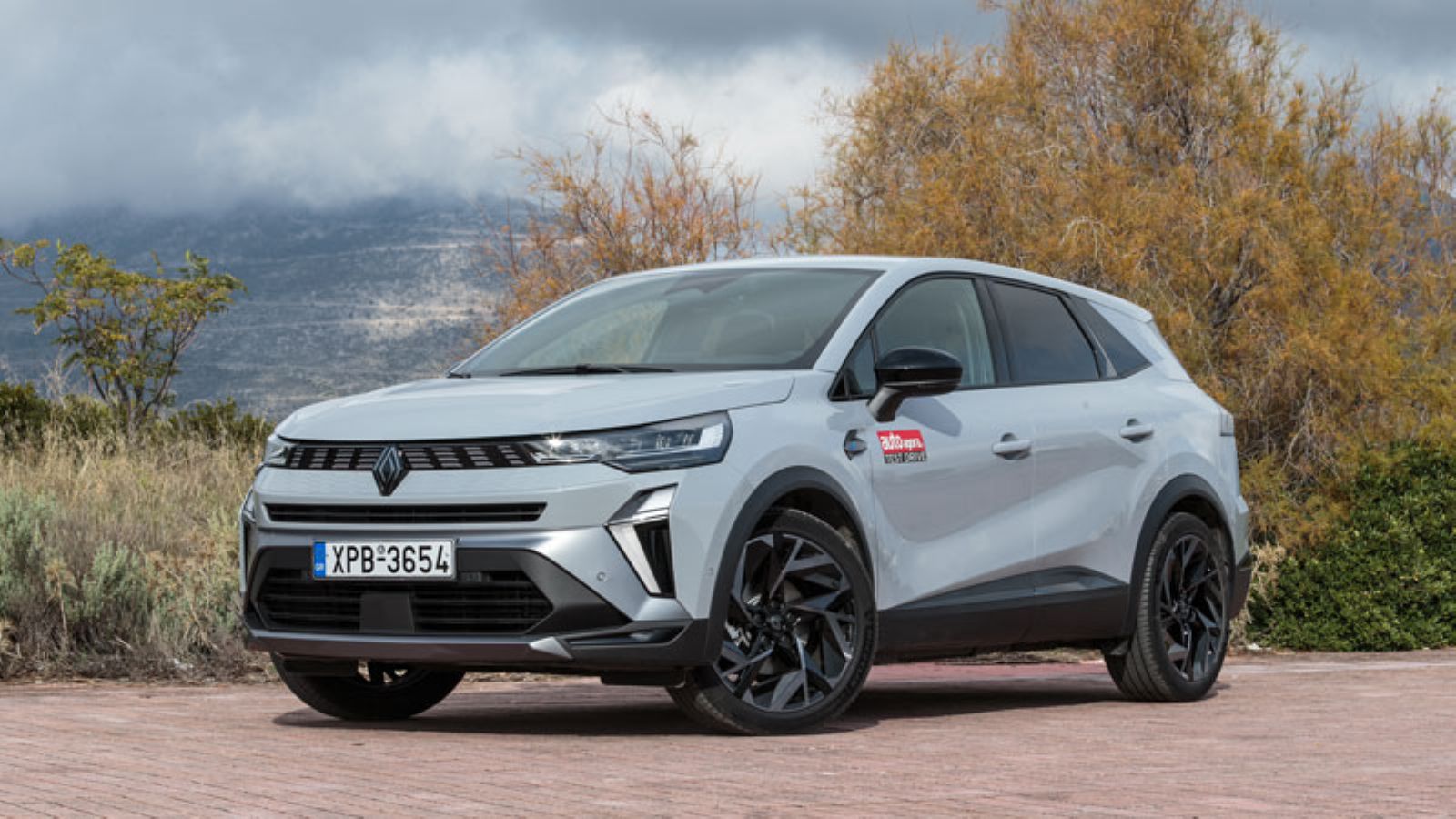 Το Renault Symbioz E-TECH σταματημένο, γωνία εμπρός-αριστερά