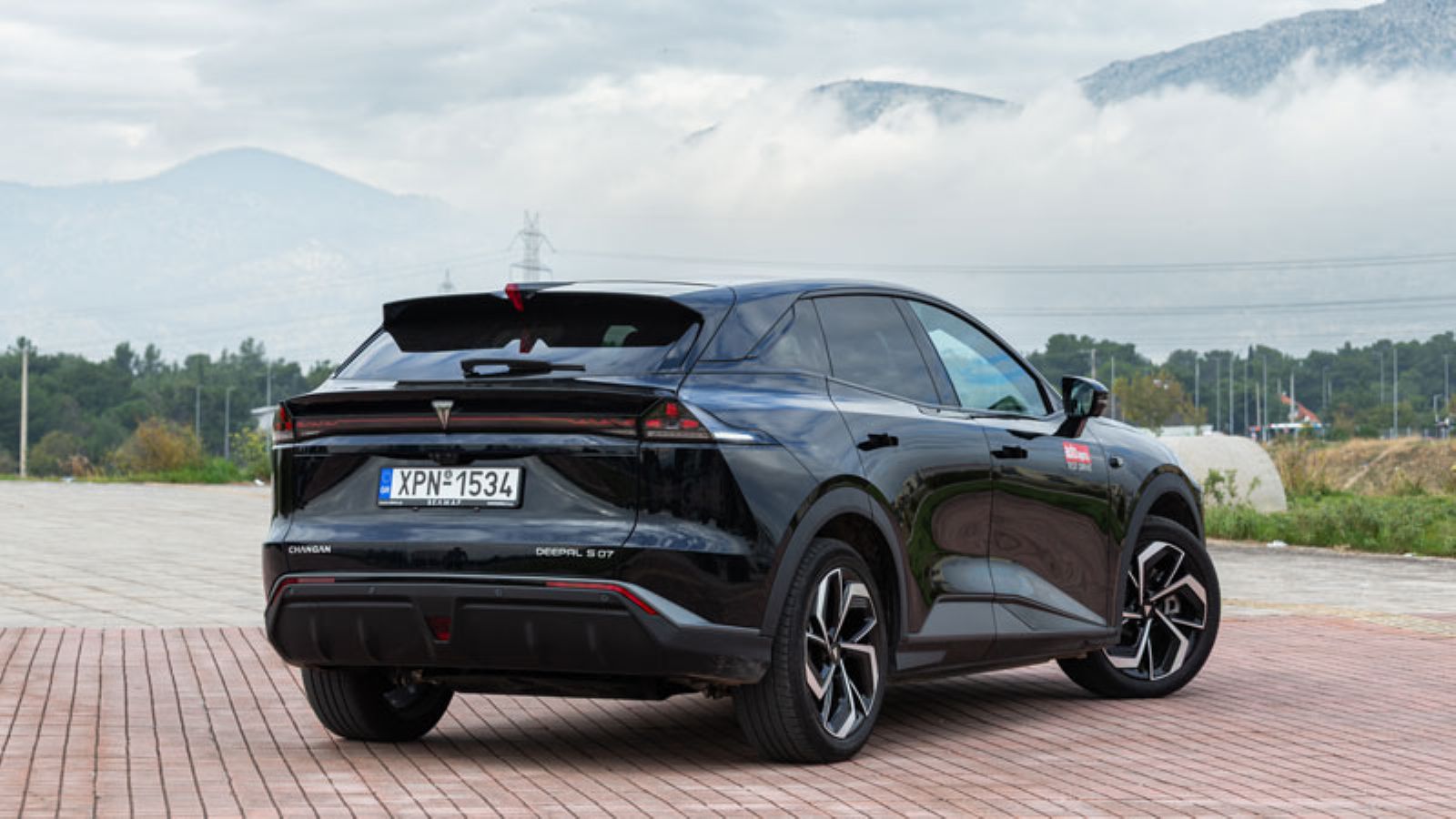 Το Changan Deepal S07 από πίσω, 3/4 γωνία