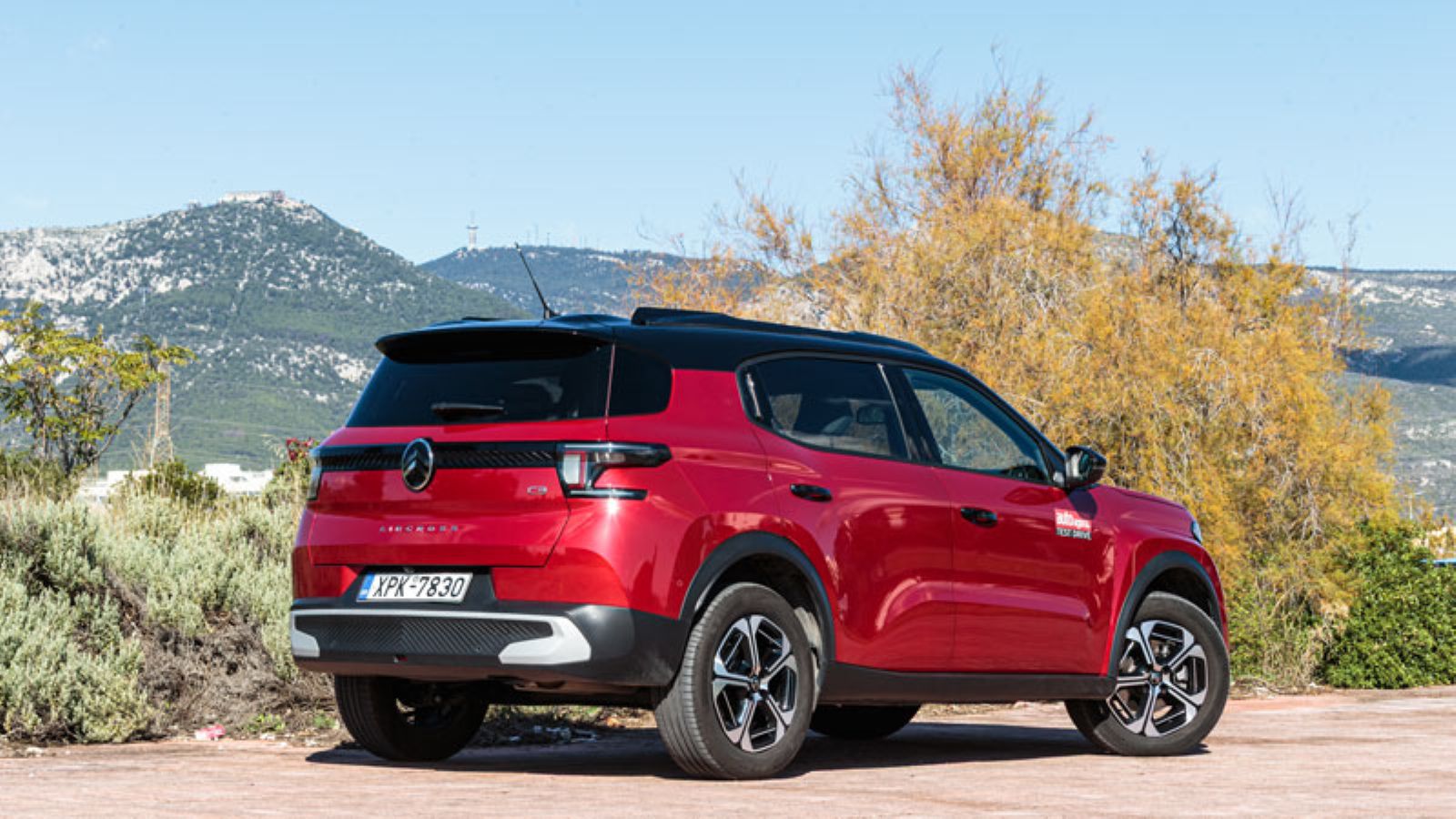 Το Citroen C3 Aircross Hybrid πίσω δεξιά γωνία