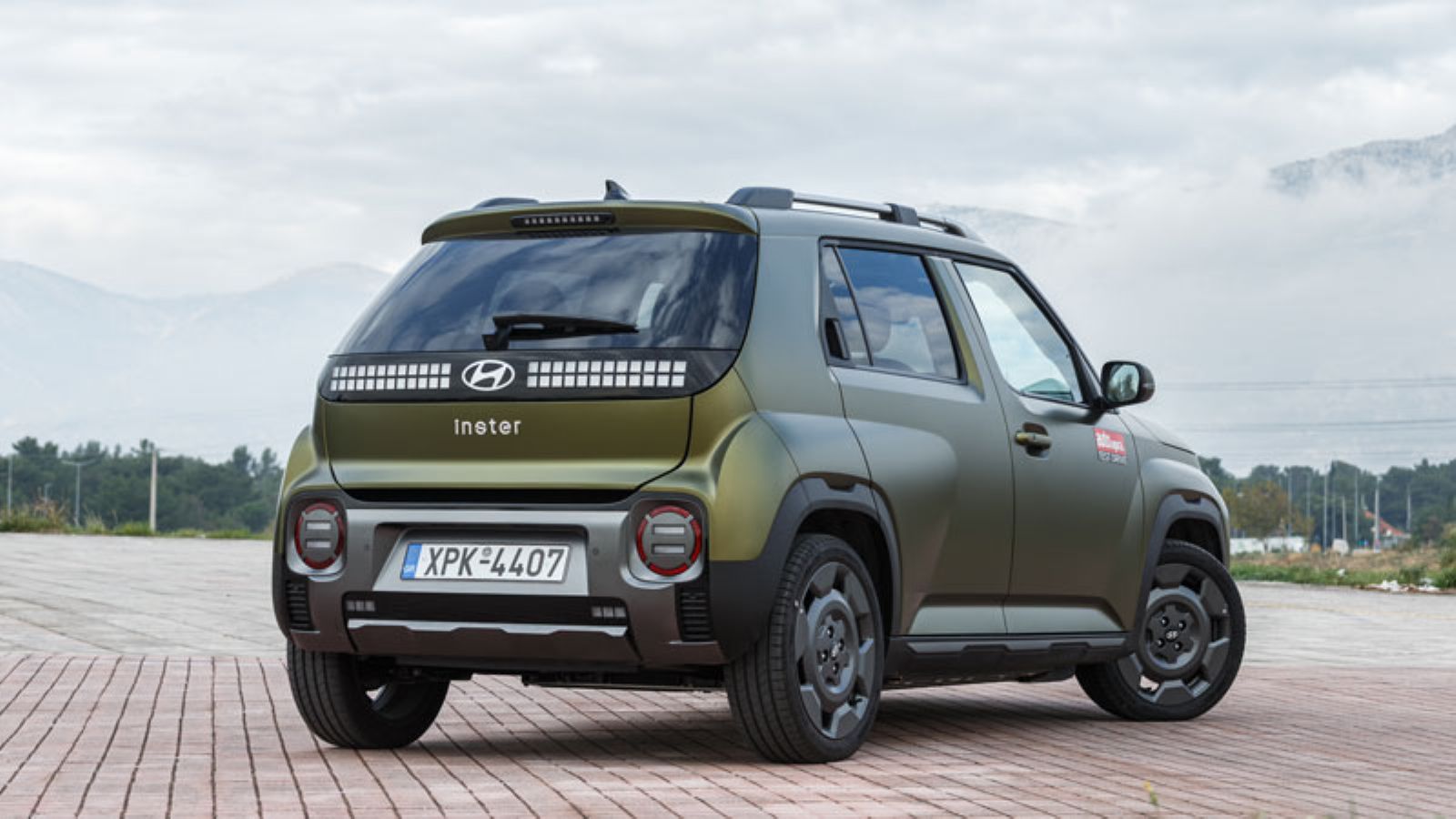 Το Hyundai Inster Cross από πίσω γωνία