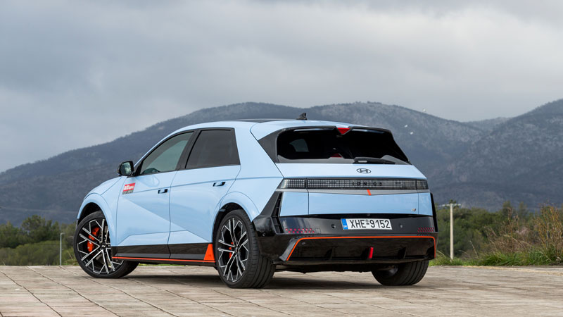 Έχει «εμπρηστικό» design, με αεραγωγούς και spoiler για καλύτερη αεροδυναμική