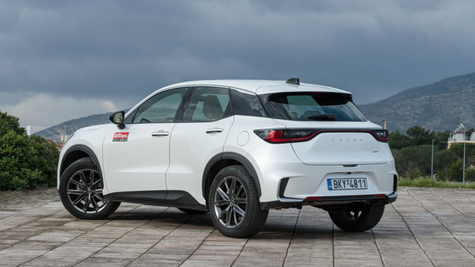 Το Lexus LBX από πίσω αριστερή γωνία