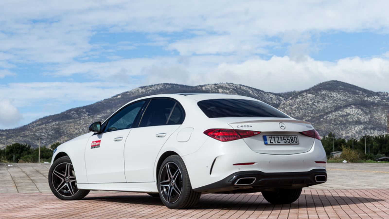 Η Mercedes C400e από πίσω γωνία