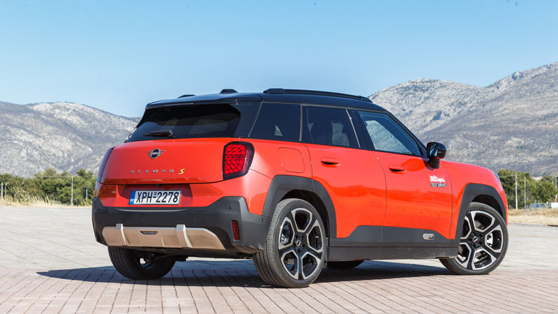 Διατηρεί την ταυτότητα της MINI, βρίσκεται ανάμεσα στο Cooper και στο Countryman