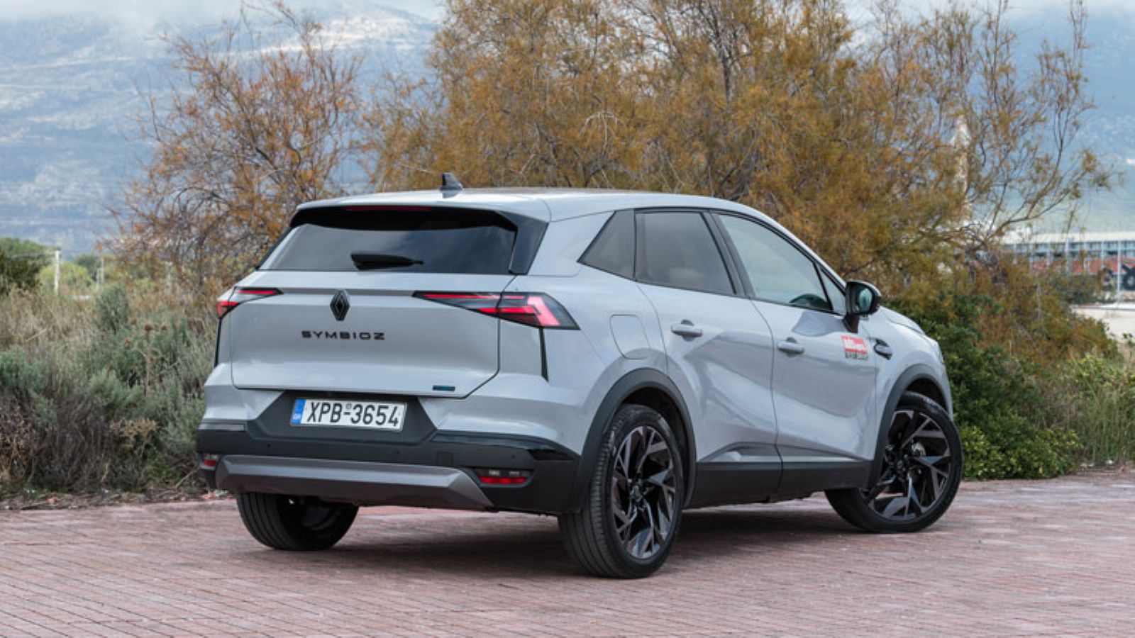 Το Renault Symbioz E-TECH σταματημένο, γωνία πίσω-δεξιά