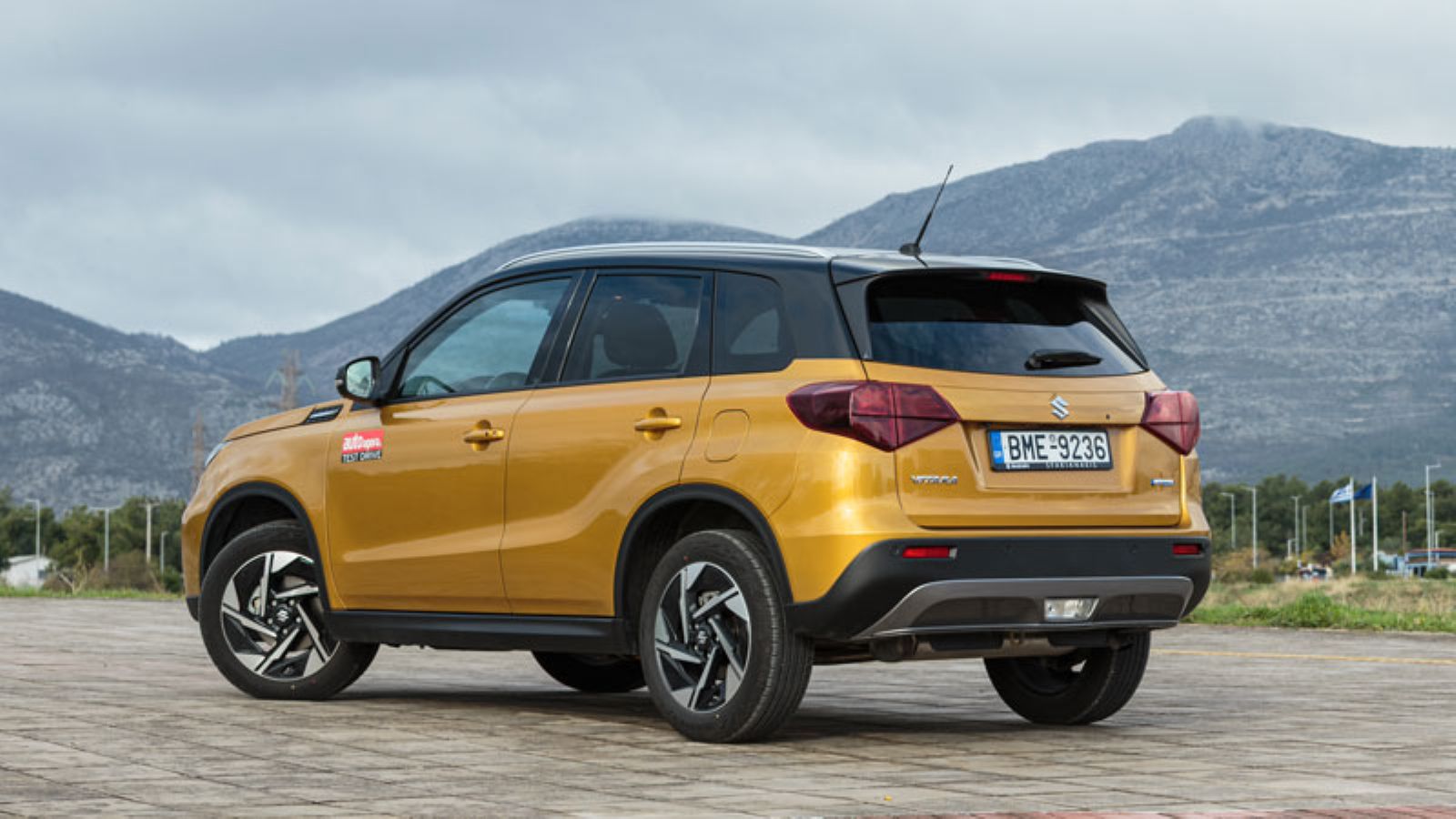 Το Suzuki Vitara από πίσω γωνία 3/4