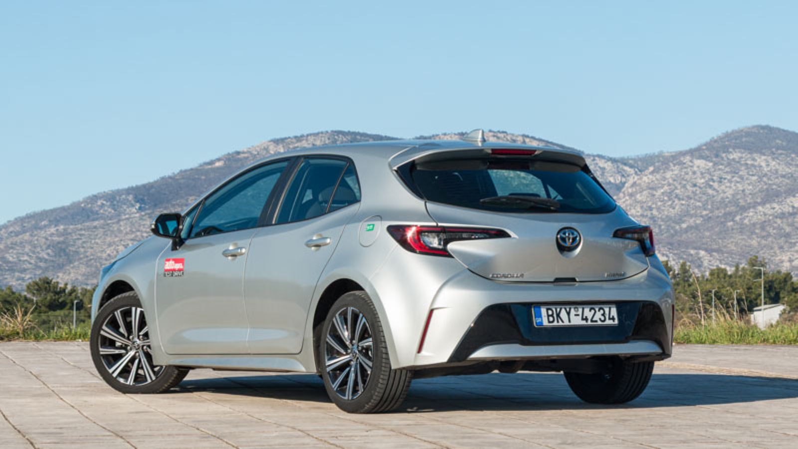 Η Toyota Corolla Hybrid ακίνητη από πίσω αριστερά
