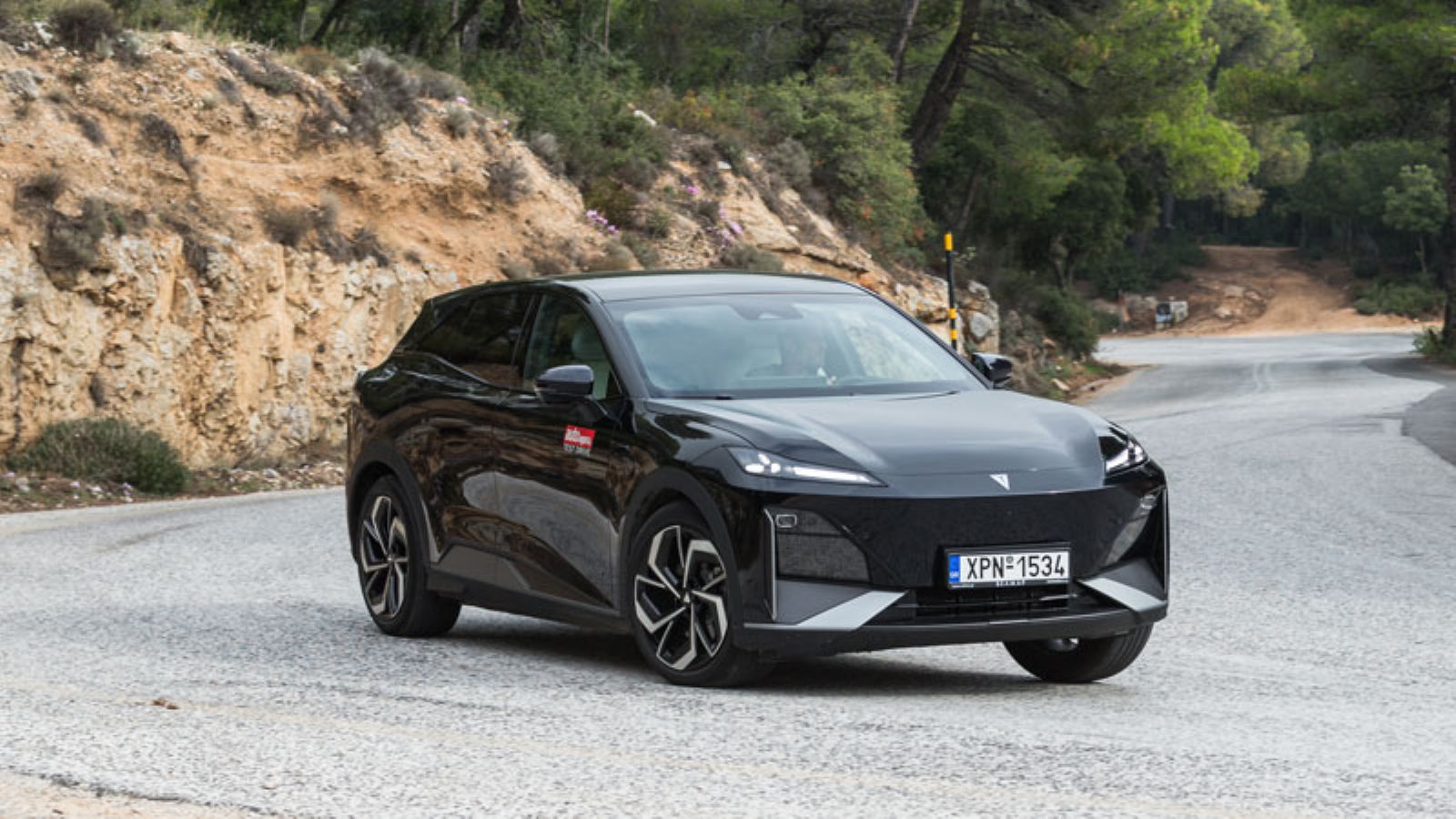 Το Changan Deepal S07 σε στροφή, από μπροστά