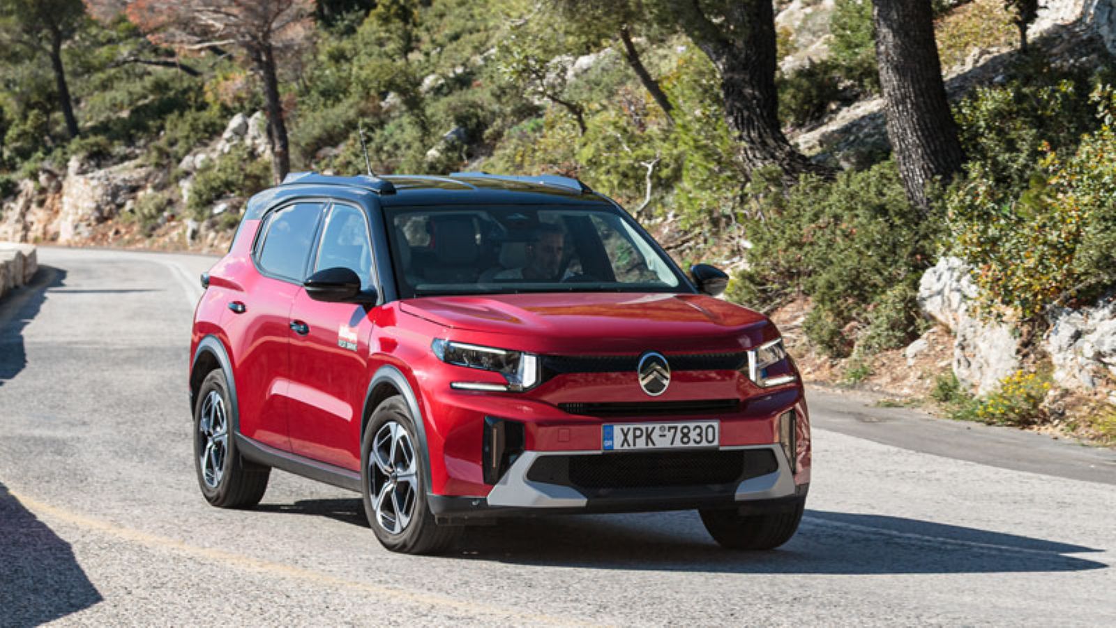 Το Citroen C3 Aircross Hybrid εμπρός δεξιά γωνία σε κίνηση