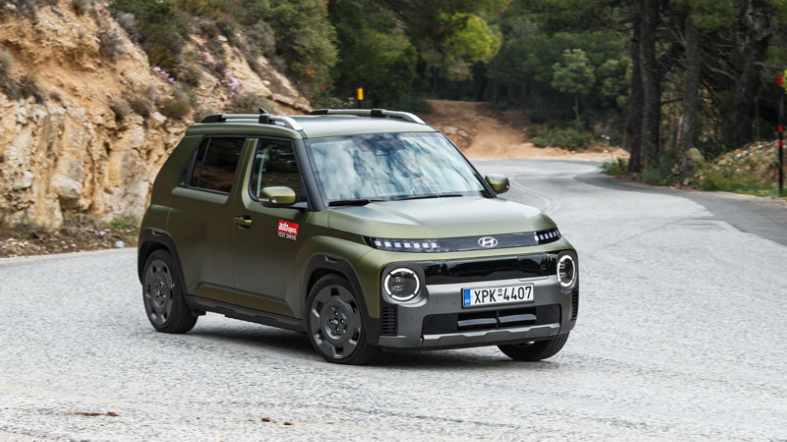 Το Hyundai Inster Cross από εμπρός δεξιά σε στροφή