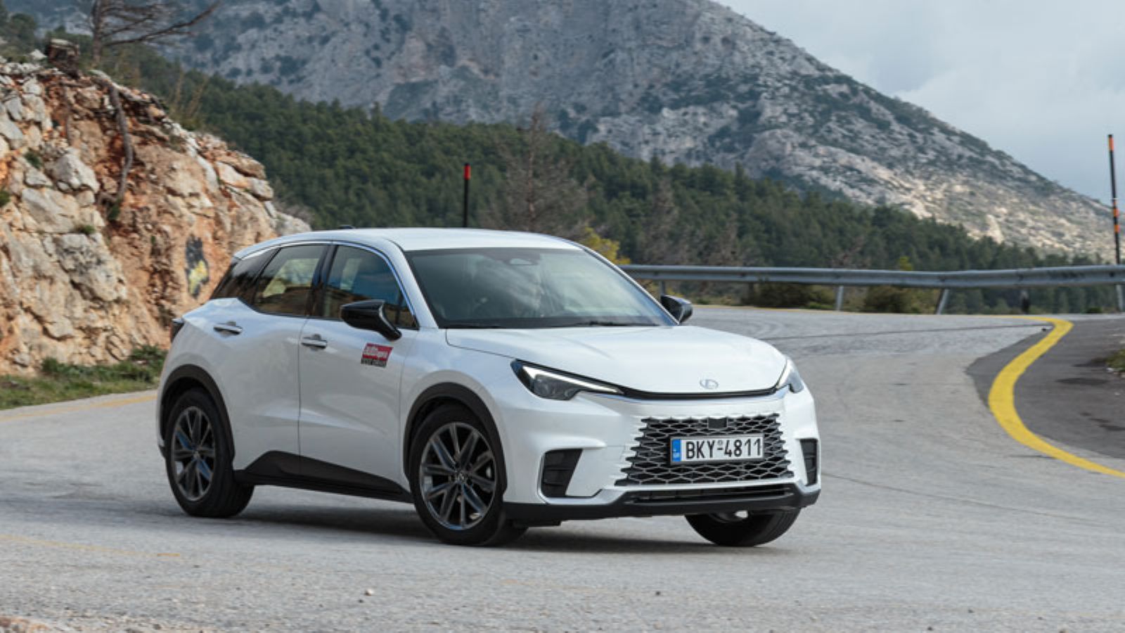 Το Lexus LBX σε στροφή από εμπρός δεξιά πλευρά