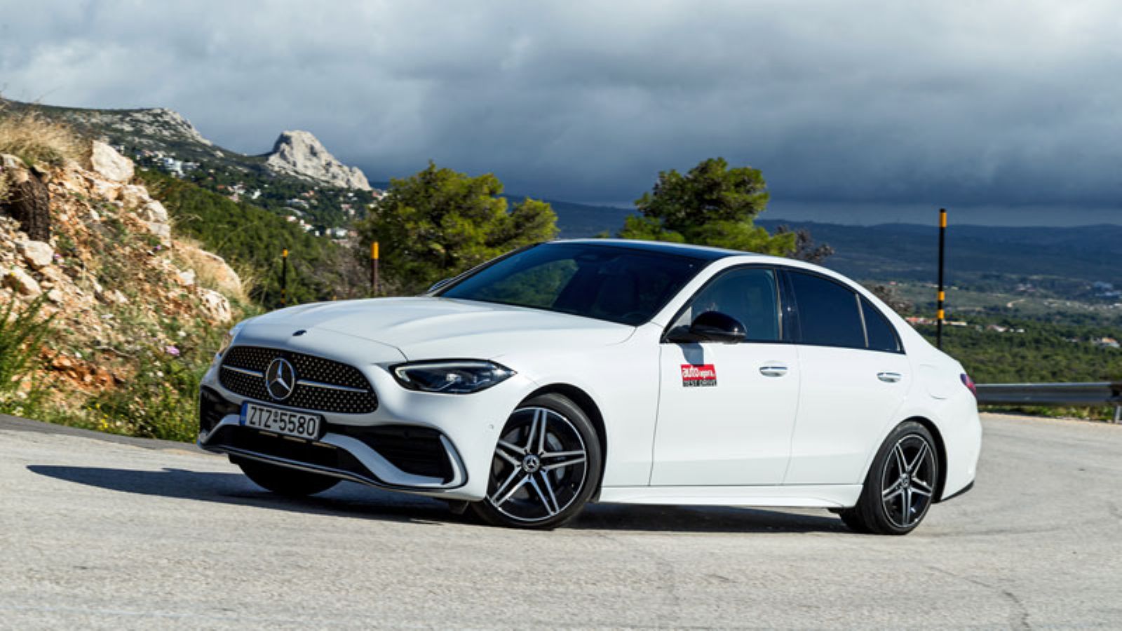 Η Mercedes C400e από μπροστά, σε στροφή